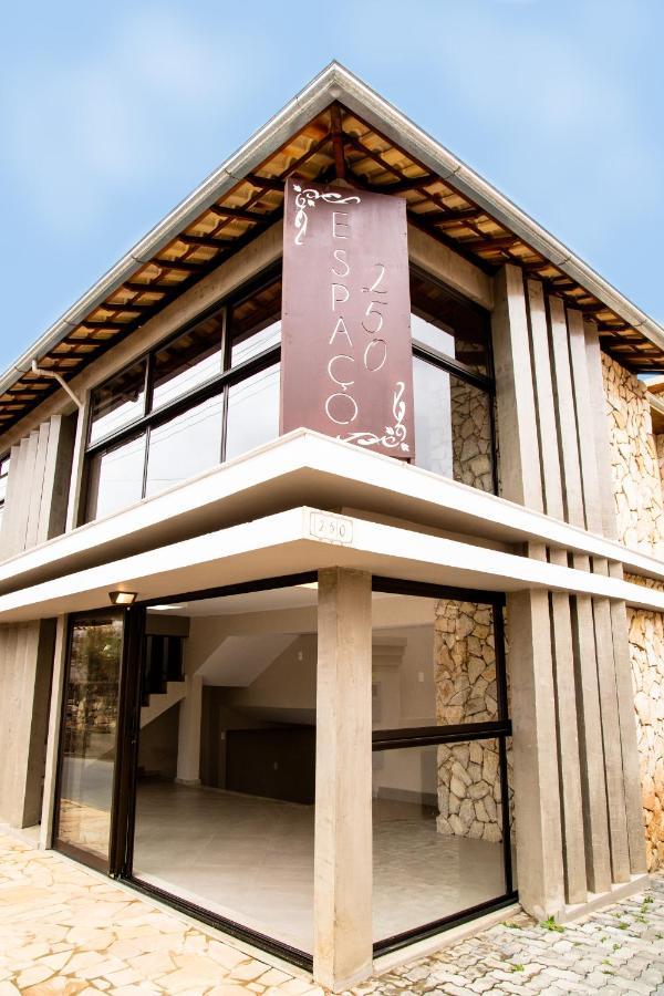 Espaco 250 - Apto Mobiliado, 3 Quartos, Sendo Uma Suite, Banheiro Social, Cozinha Completa, Sala De Estar, Ar Condicionado, Tv E Internet ทีราเดนเจส ภายนอก รูปภาพ